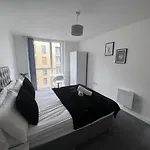 Luxury 2 Bed Apartment With City Skyline Views.
