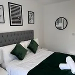 Luxury 2 Bed Apartment With City Skyline Views.
